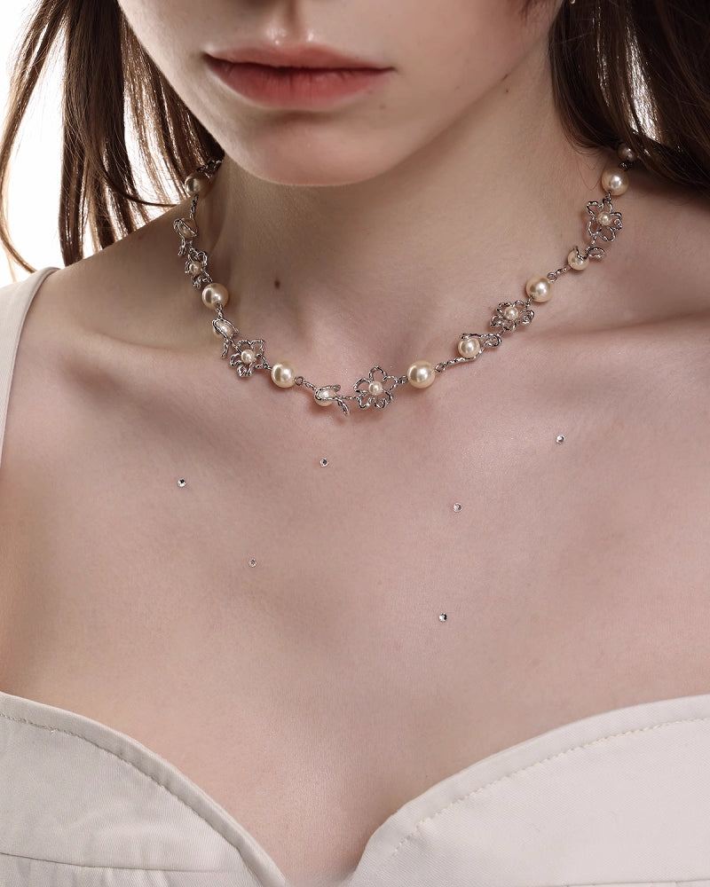 Graffiti Line Small Flower Necklace